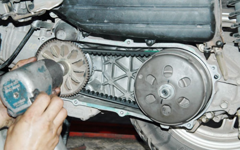 dau hieu nhan biet day curoa tren xe tay ga bi hong