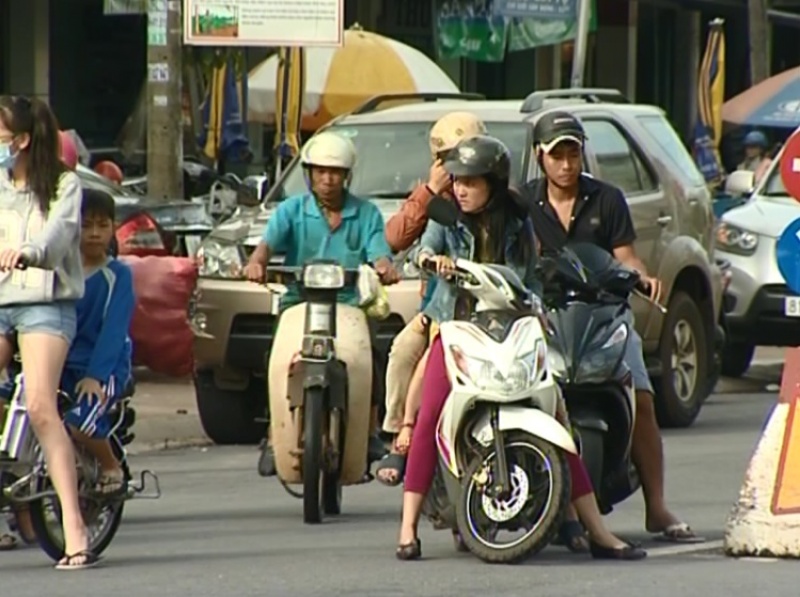 di xe may khong guong co bi xu phat