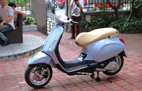 Vespa cẩn trứng giá 425 triệu tại Việt Nam