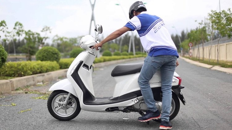 cach khoi dong xe may trong mua dong