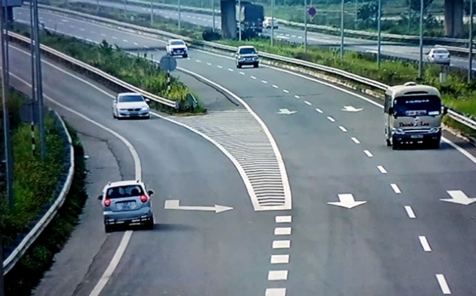 Ô tô, xe máy đi ngược chiều bị phạt bao nhiêu? o to xe may di nguoc chieu bi phat bao nhieu