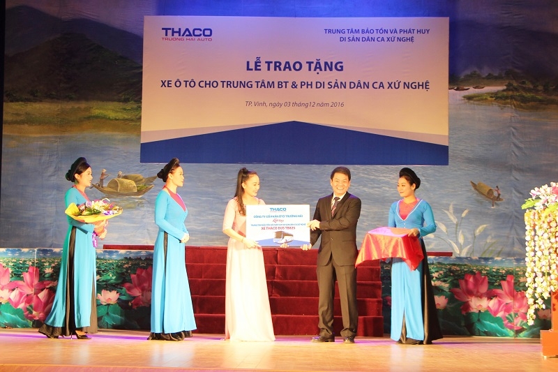 Thaco tặng xe buýt cho Trung tâm bảo tồn dân ca xứ Nghệ thaco tang xe buyt cho trung tam bao ton dan ca xu nghe