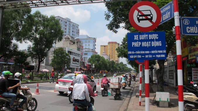 dieu khien o to xe may di vao duong cam bi phat bao nhieu