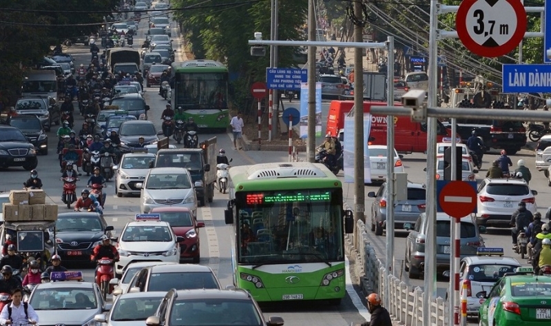 20 xe buýt nhanh chen chúc trong ngày đầu thử nghiệm