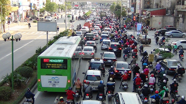 20 xe buyt nhanh bon chen trong ngay dau thu nghiem