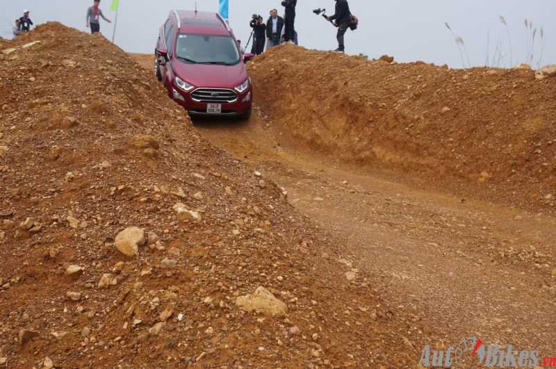ford ecosport chinh phuc 8 thu thach tai dong mo
