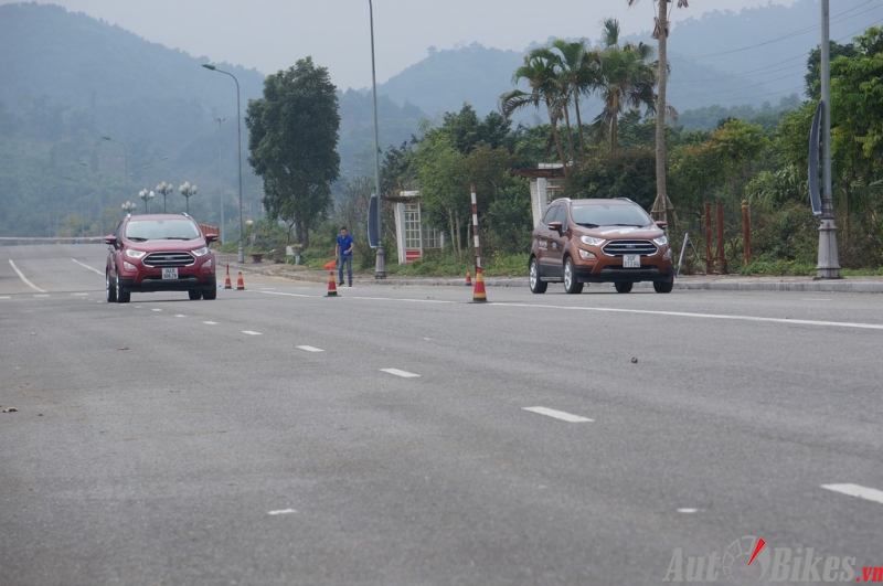 ford ecosport chinh phuc 8 thu thach tai dong mo