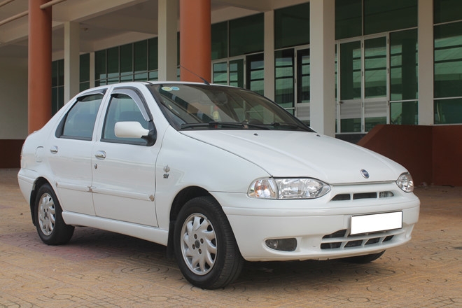 Có 120 triệu: Đi xe máy xịn mặc áo mưa hay ngồi ô tô 'cỏ' không nắng?