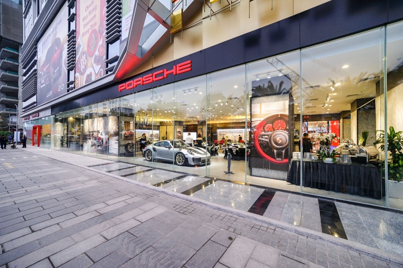 Bộ đôi 718 Cayman và 911 GT2 RS nổi bật trong Porsche Media Night 2019 tại Hà Nội Bộ đôi 718 Cayman và 911 GT2 RS nổi bật trong Porsche Media Night 2019 tại Hà Nội