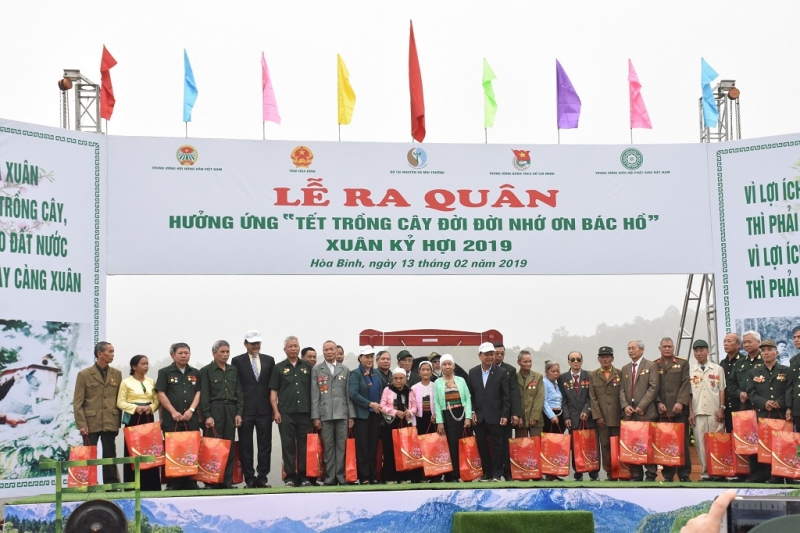 toyota viet nam trao 30 phan qua tai le phat dong trong cay 2019