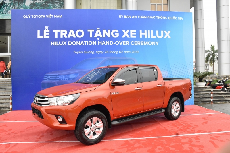 ford ranger toyota hilux dong loat lao doc