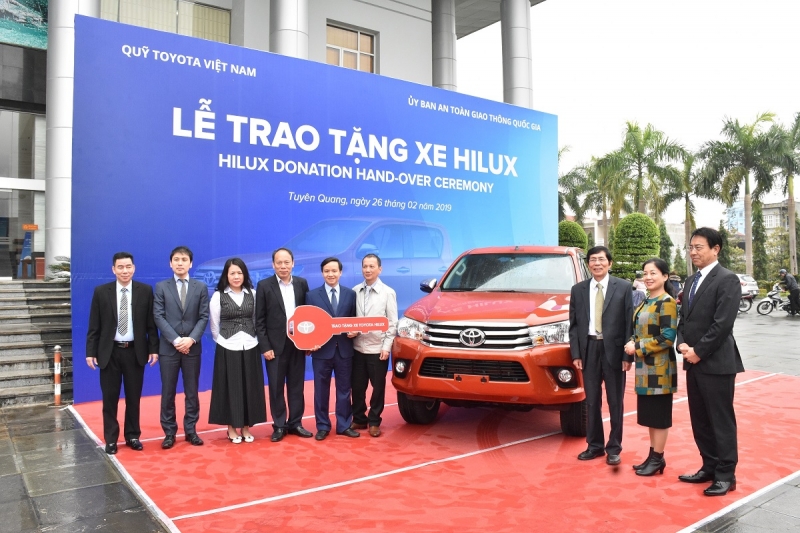 toyota viet nam tang xe hilux cho ban atgt tuyen quang