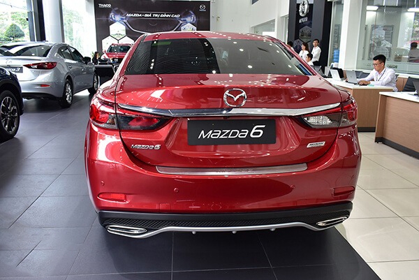 mua xe hang d chon mazda6 hay camry 2019