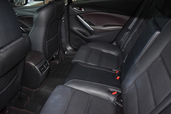 mua xe hang d chon mazda6 hay camry 2019