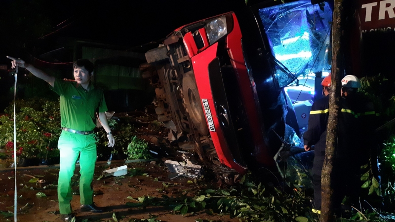 Đắk Lắk: Xe khách lật trong đêm, hàng chục người thương vong