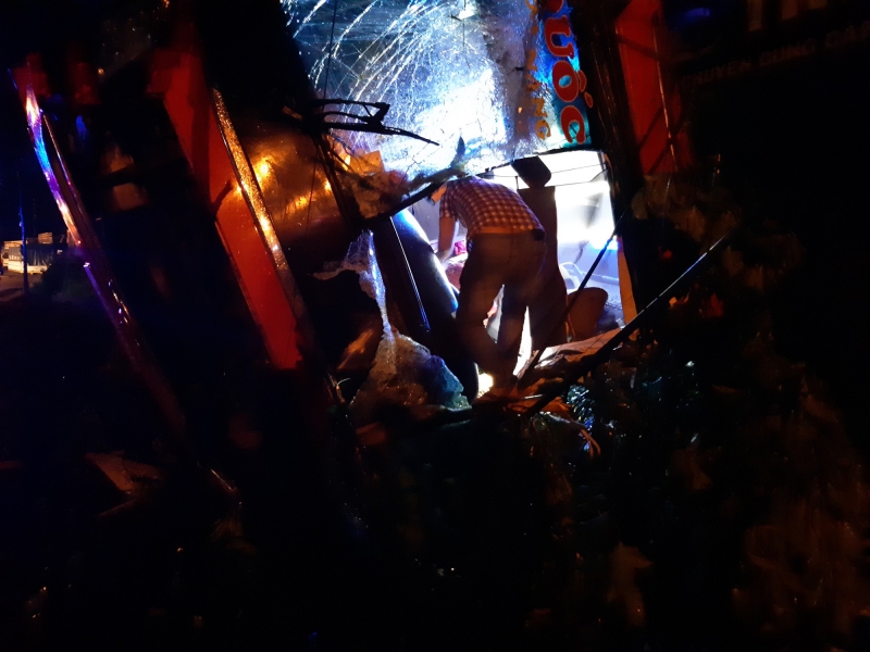 Đắk Lắk: Xe khách lật trong đêm, hàng chục người thương vong