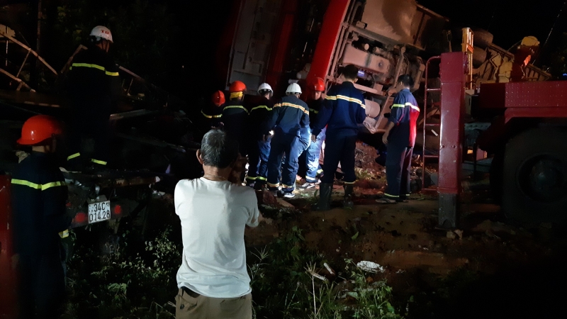 Đắk Lắk: Xe khách lật trong đêm, hàng chục người thương vong