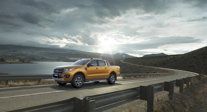 ford everest lap ky luc ban 541 xe chi sau trong 1 thang