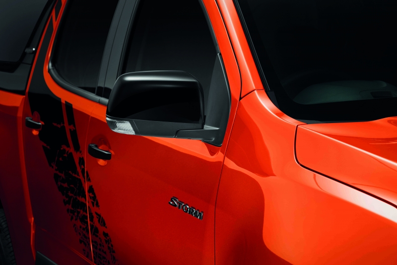 100 con bao chevrolet colorado storm ve viet nam gia 819 trieu dong