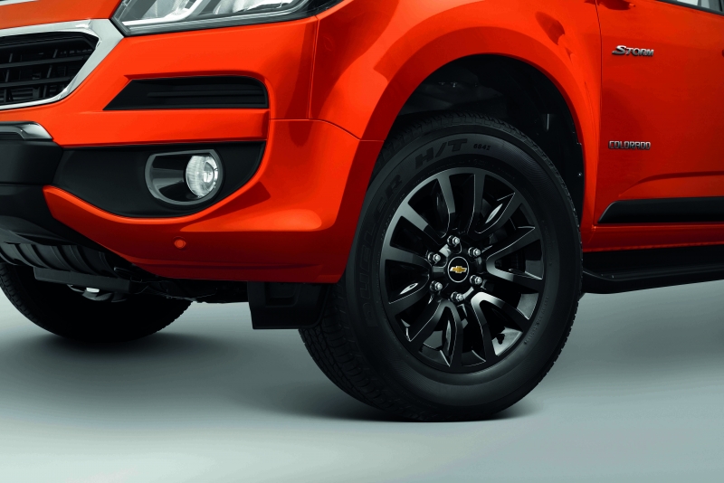 100 con bao chevrolet colorado storm ve viet nam gia 819 trieu dong