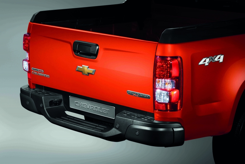 100 con bao chevrolet colorado storm ve viet nam gia 819 trieu dong