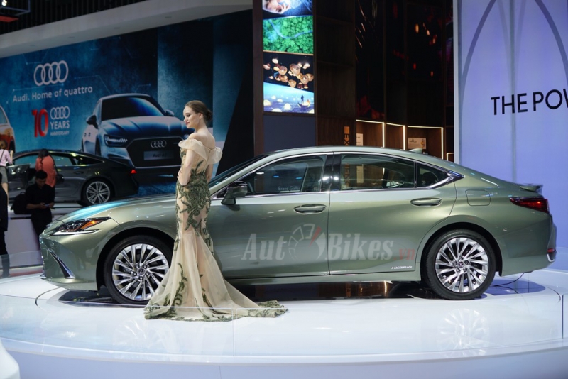 can canh mau sedan hang sang lexus es300h tai vms 2018