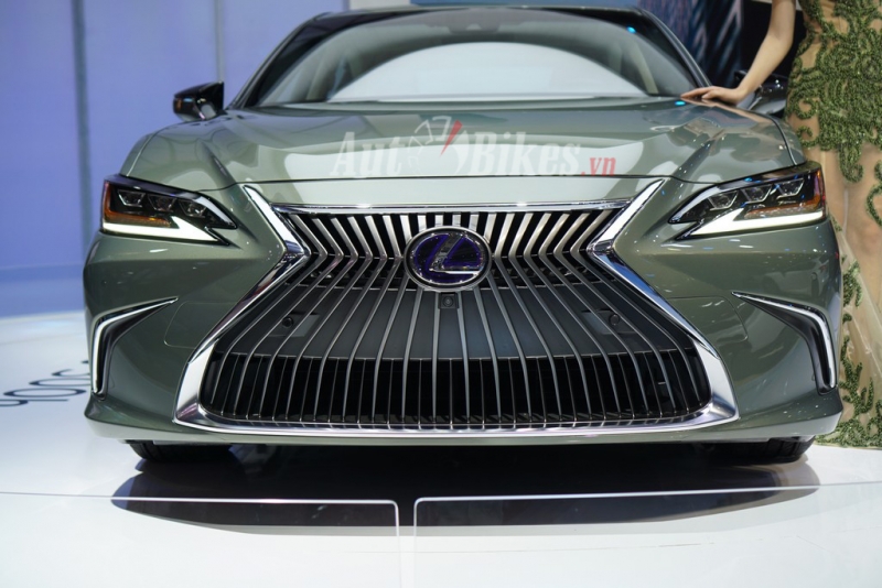 can canh mau sedan hang sang lexus es300h tai vms 2018