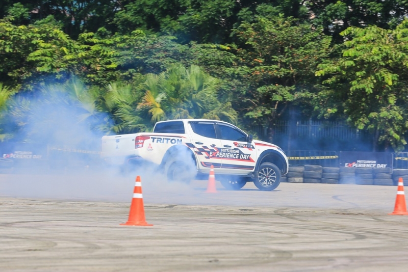 phan khich voi nu hoang drift leona chin pha xe mitsubishi tai my dinh