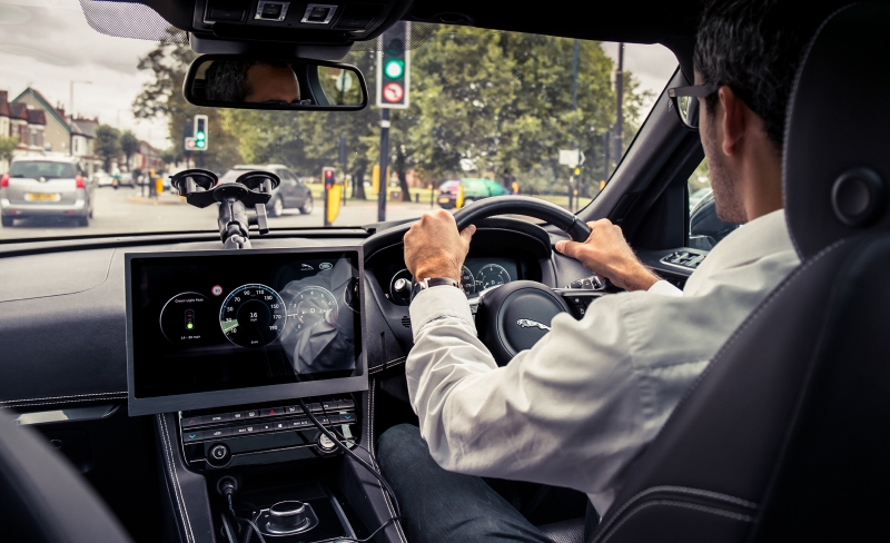 Jaguar F-PACE có thể nhận diện đèn tín hiệu xanh