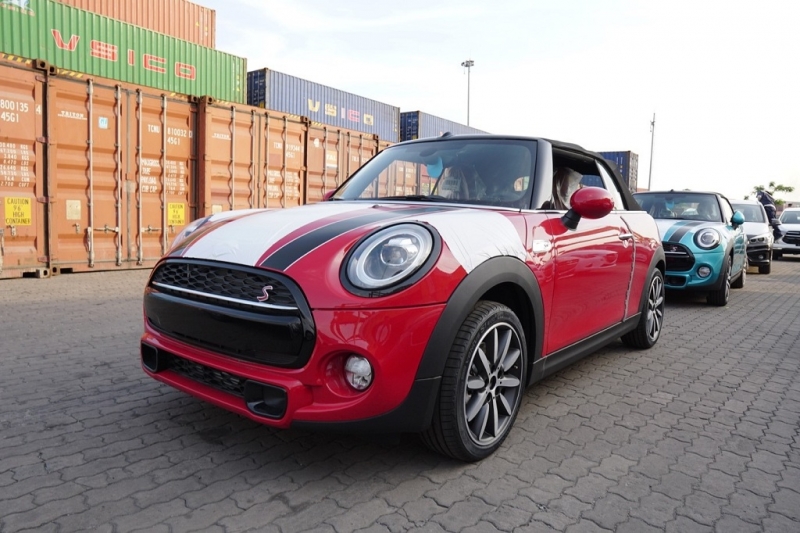 'Đập hộp' MINI Convertible phiên bản mới tại Việt Nam