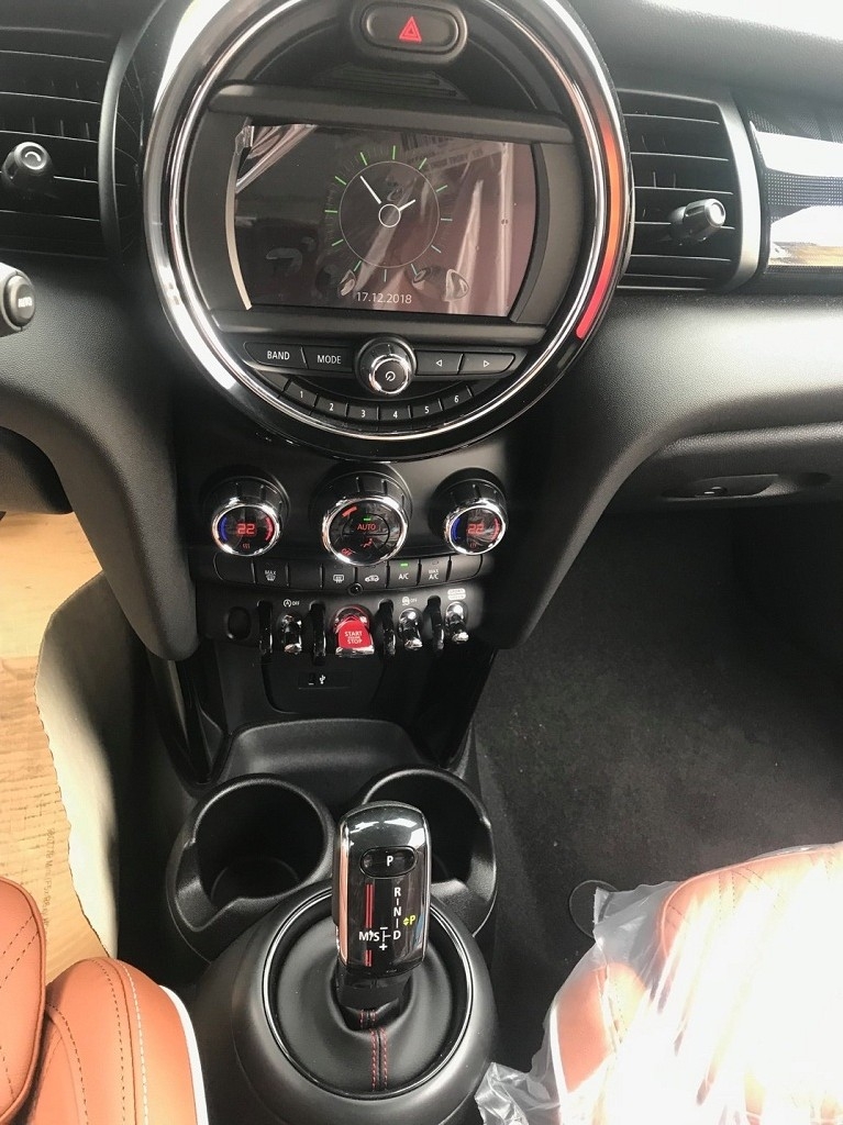 'Đập hộp' MINI Convertible phiên bản mới tại Việt Nam