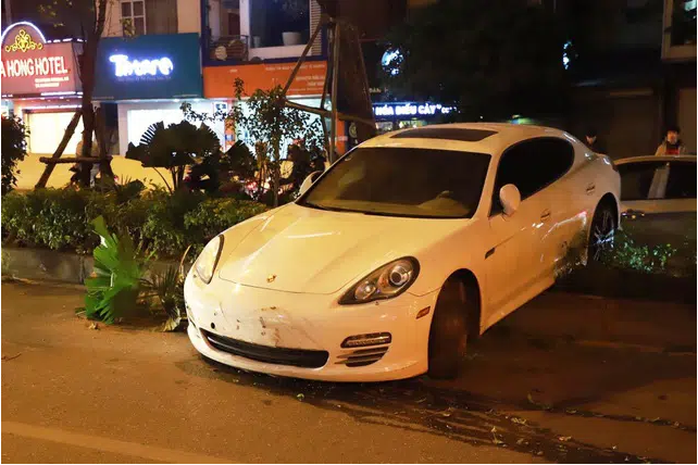Vụ xe sang Porsche đâm dải phân cách ở Hà Nội tài xế có bị đột quỵ?