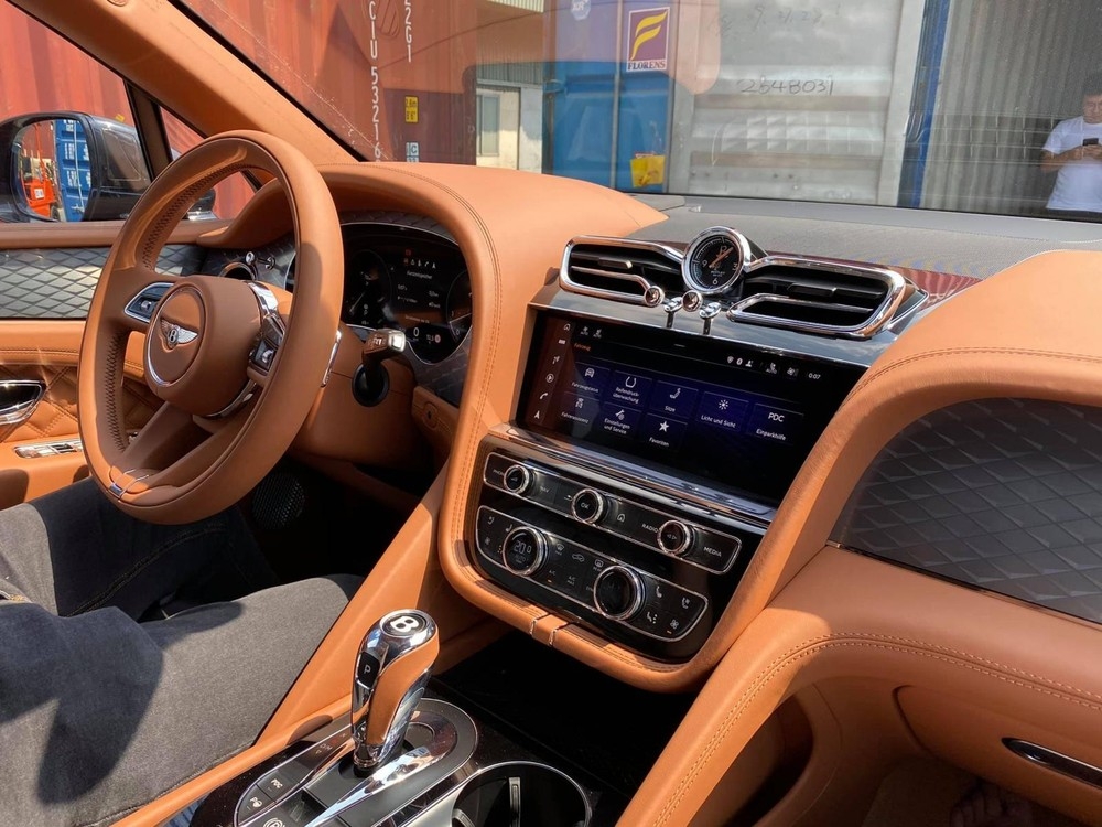 Bentley Bentayga 2021 thứ 4 cập bến tại Việt Nam