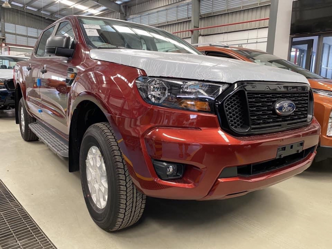 Ford Ranger XLS 2021 khan hàng, 'kèm lạc' 70 triệu đồng