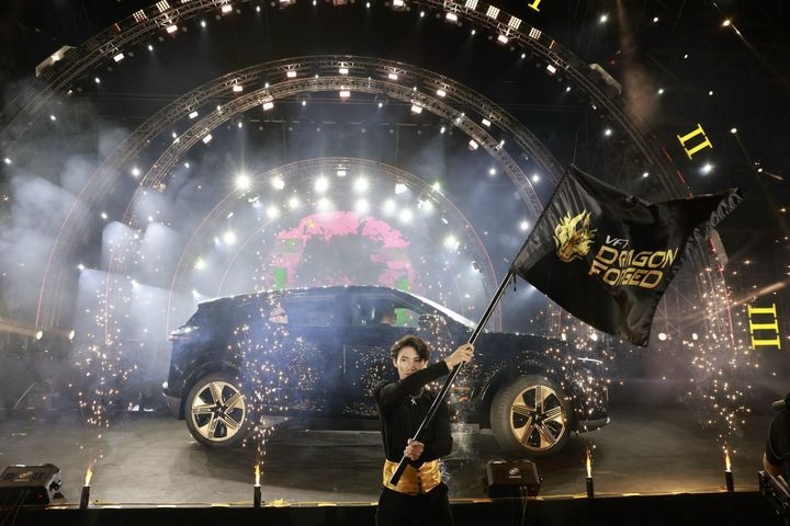 68 xe VinFast VF7 phiên bản Hỏa Long Độc Bản bán hết chỉ trong 22 phút