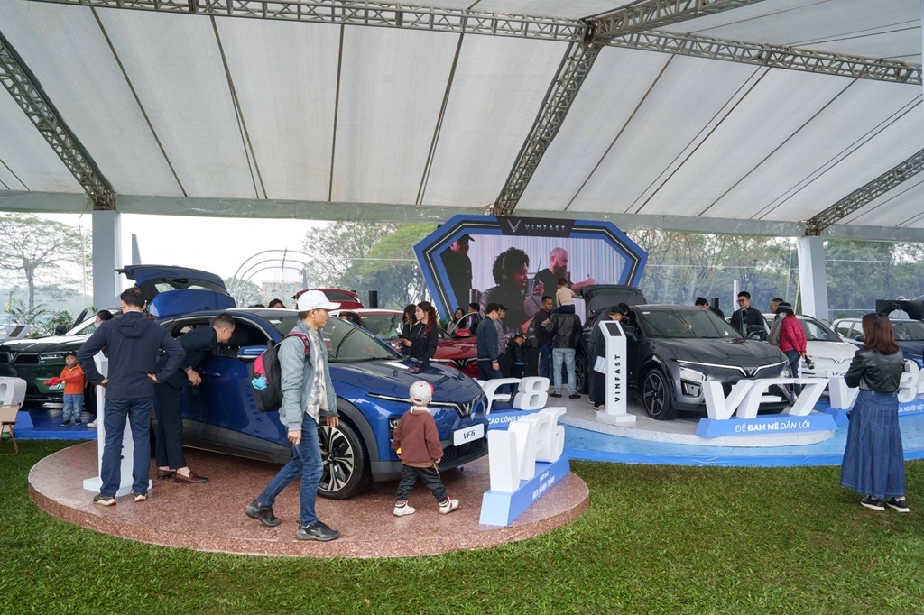 Gian trưng bày của VinFast luôn nườm nượp khách tham quan.