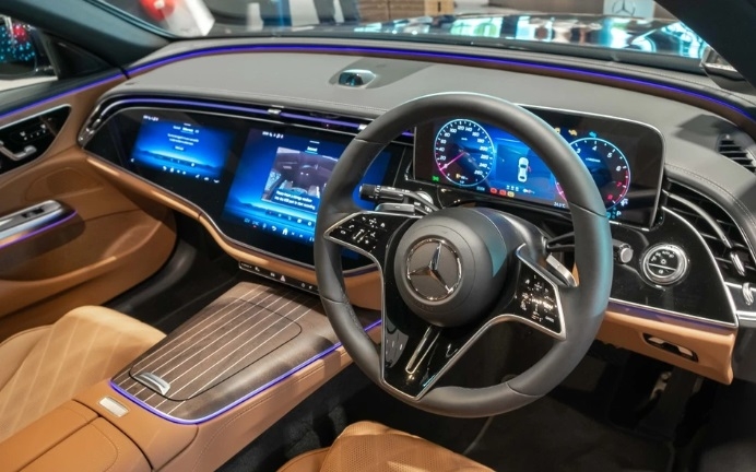 Mercedes-Benz E-Class 2024 ra mắt, giá quy đổi trên 7 tỷ đồng