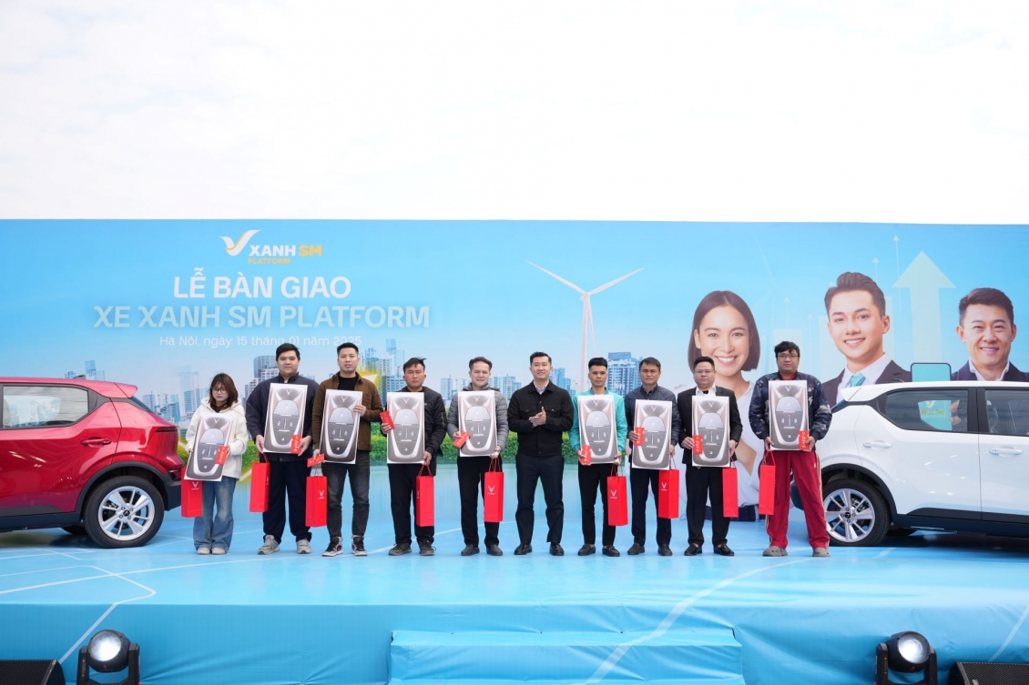 Ảnh 3: Nghi thức trao chìa khóa xe điện cho khách hàng, đánh dấu sự khởi đầu của mối quan hệ hợp tác lâu dài và bền vững Ảnh 3: Nghi thức trao chìa khóa xe điện cho khách hàng, đánh dấu sự khởi đầu của mối quan hệ hợp tác lâu dài và bền vững