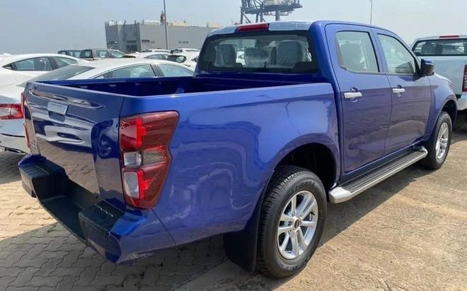 Isuzu D-max có 3 phiên bản, giá từ 630 triệu đồng