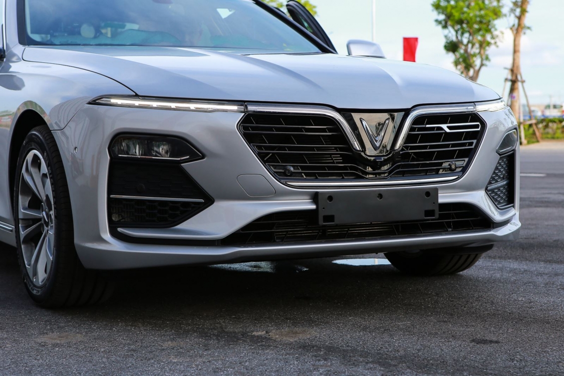 So sánh VinFast Lux A2.0 và Mazda 6: Kẻ tám lạng, người nửa cân