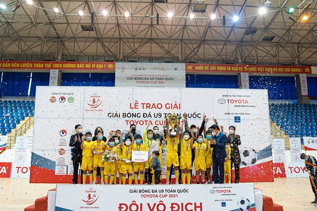 Ban tổ chức trao Cúp Vô địch giải đấu cho đội Sông Lam Nghệ An