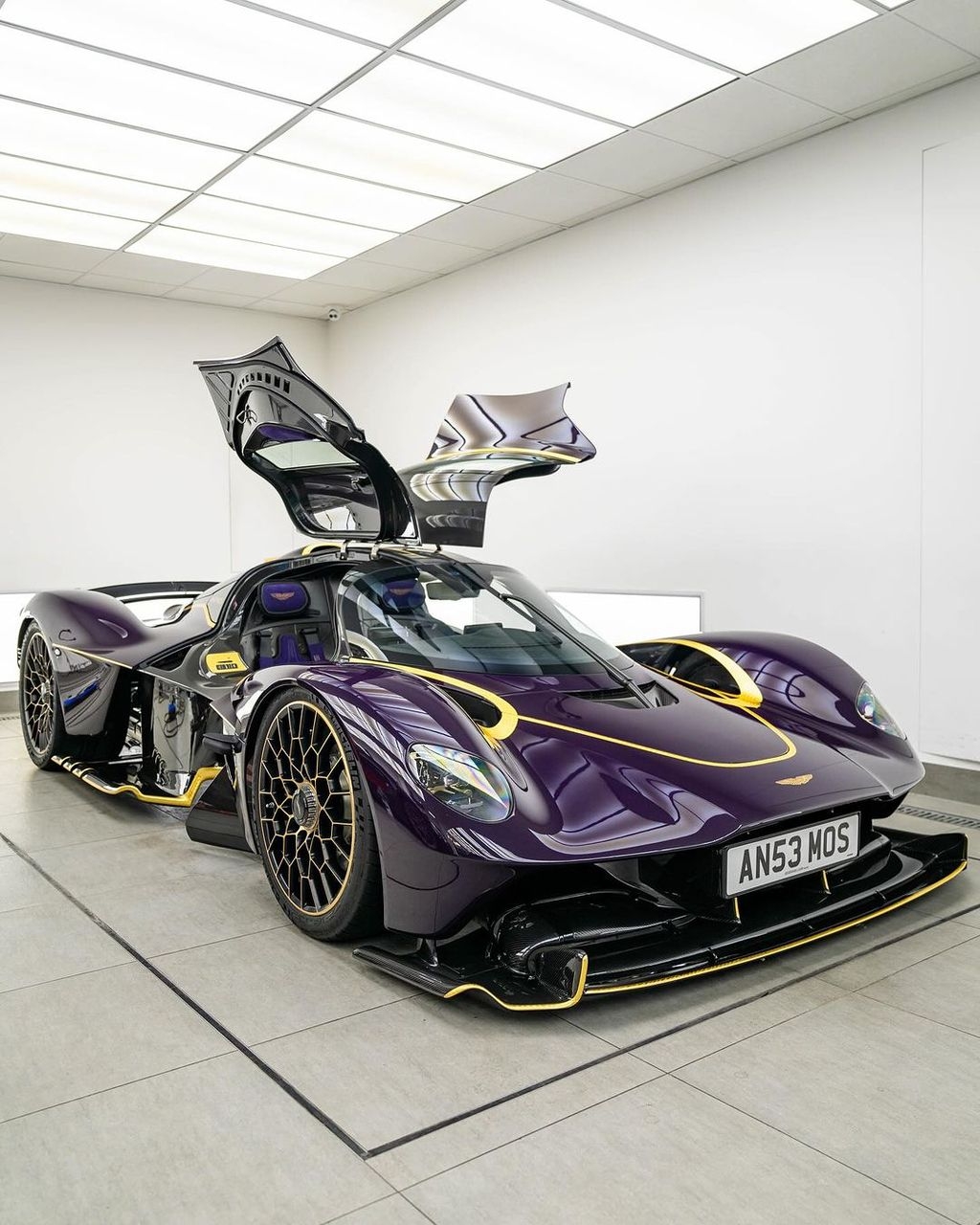 Cận cảnh Aston Martin Valkyrie Anemos độc nhất của đại gia Thái Lan
