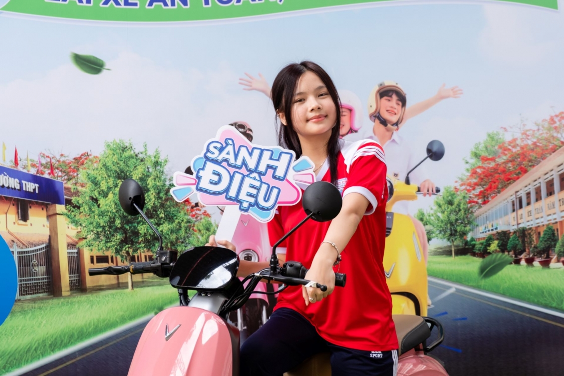 Mai Phạm Phương Uyên (THPT Trần Phú, TP.HCM) đã thay đổi góc nhìn về xe máy điện sau khi trải nghiệm VinFast Motio. Mai Phạm Phương Uyên (THPT Trần Phú, TP.HCM) đã thay đổi góc nhìn về xe máy điện sau khi trải nghiệm VinFast Motio.