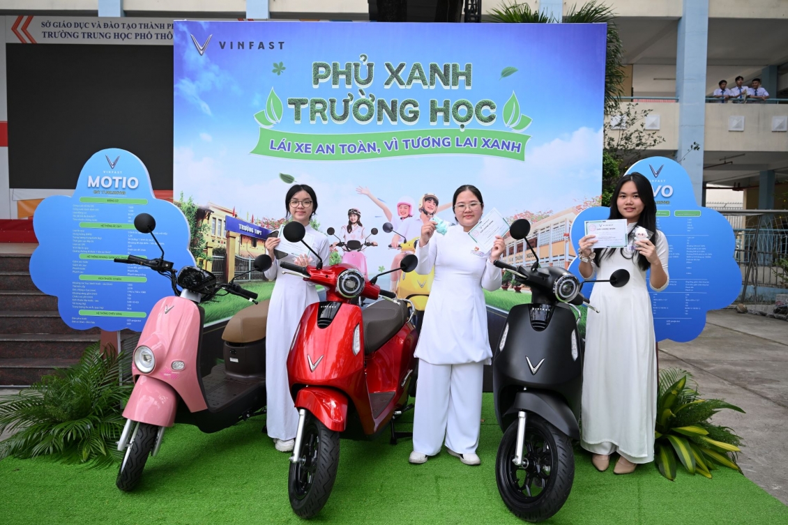 Các em học sinh THPT Trần Phú (TP.HCM) cho rằng xe điện cần được phổ biến hơn nữa. Các em học sinh THPT Trần Phú (TP.HCM) cho rằng xe điện cần được phổ biến hơn nữa.