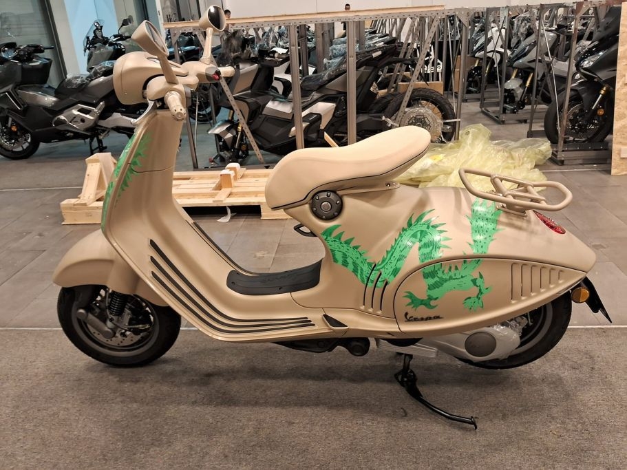 Cận cảnh Vespa 946 Dragon bản giới hạn đầu tiên về Việt Nam