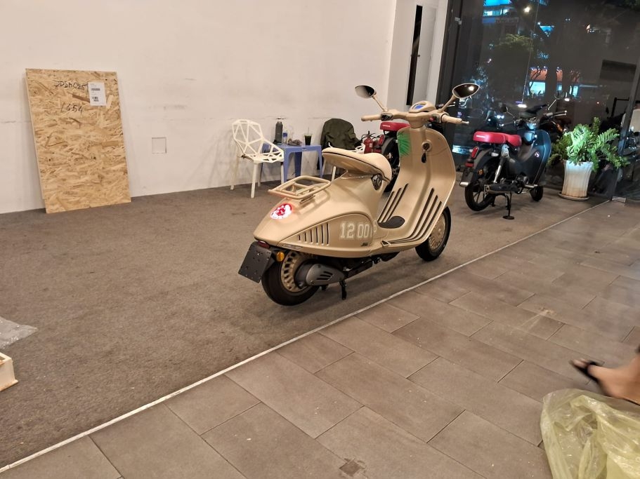 Cận cảnh Vespa 946 Dragon bản giới hạn đầu tiên về Việt Nam Cận cảnh Vespa 946 Dragon bản giới hạn đầu tiên về Việt Nam