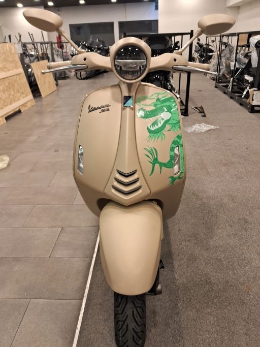 Cận cảnh Vespa 946 Dragon bản giới hạn đầu tiên về Việt Nam Cận cảnh Vespa 946 Dragon bản giới hạn đầu tiên về Việt Nam