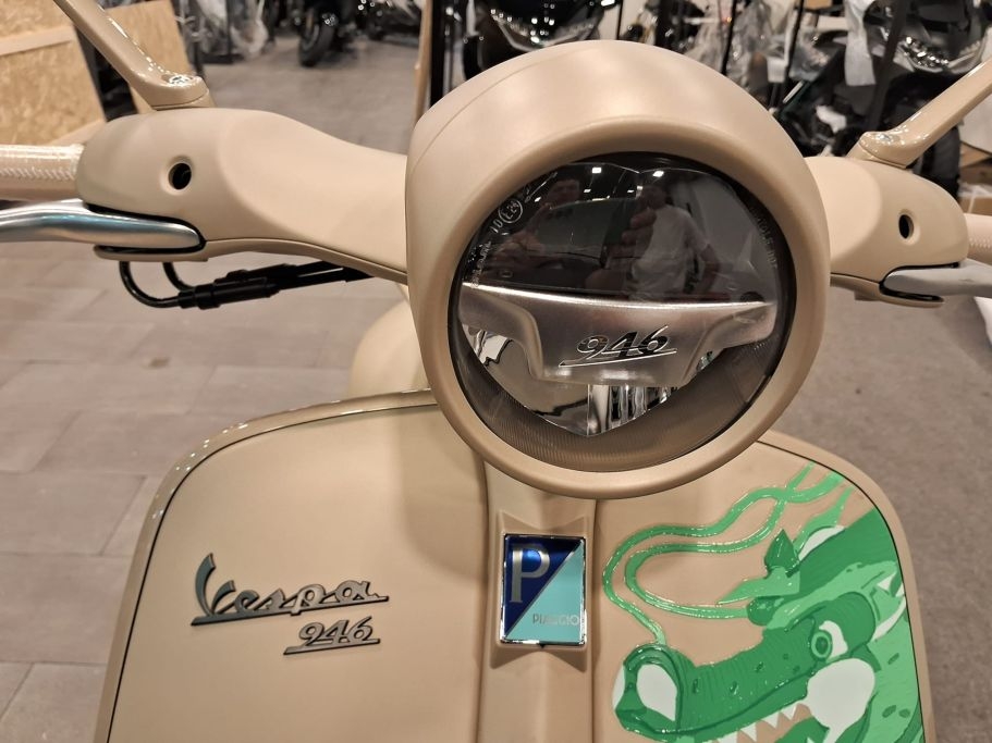 Cận cảnh Vespa 946 Dragon bản giới hạn đầu tiên về Việt Nam Cận cảnh Vespa 946 Dragon bản giới hạn đầu tiên về Việt Nam