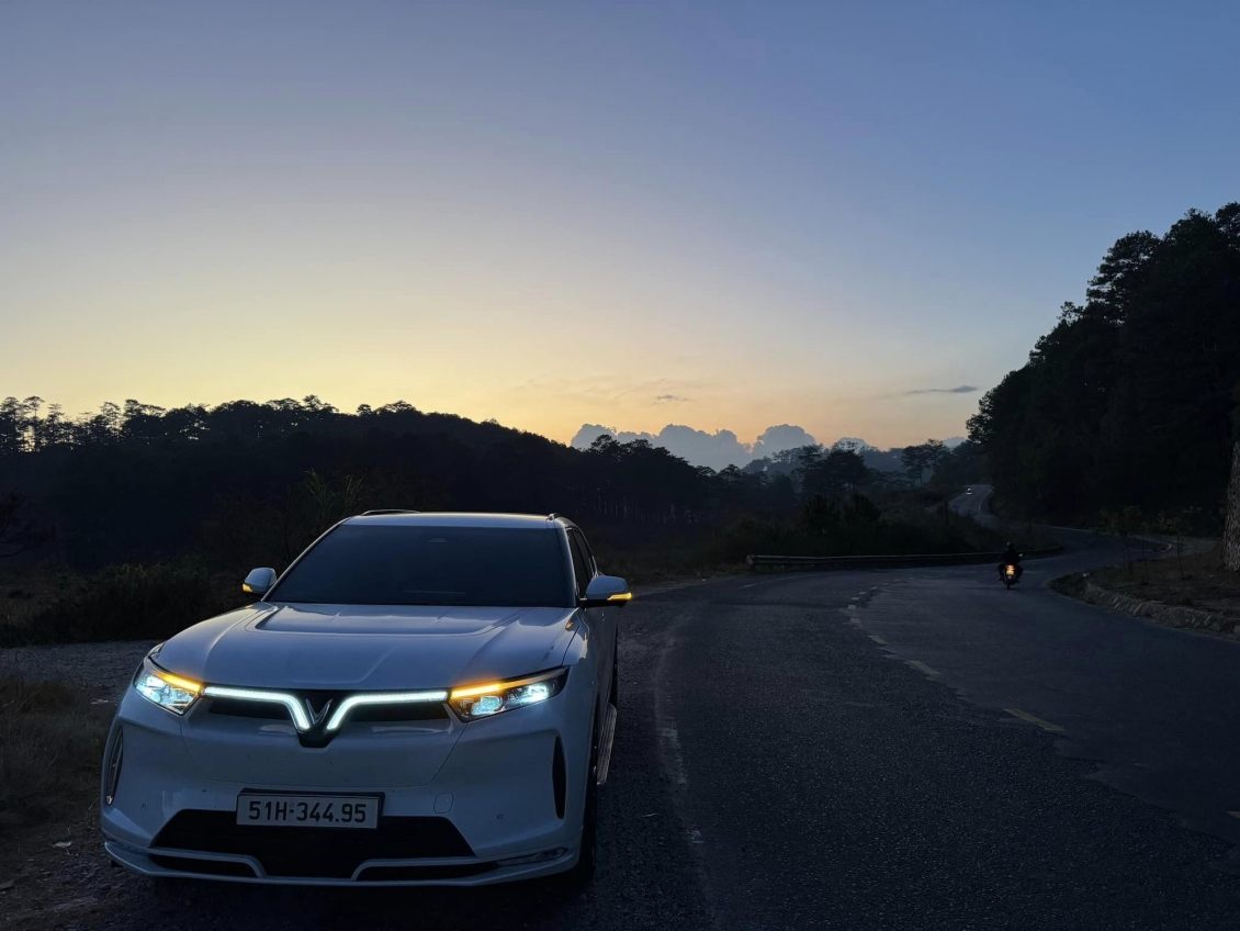 Chiếc VF9 – bạn đồng hành của anh Philip Phạm trong chuyến công tác kết hợp du lịch tại Việt Nam (Nguồn: Facebook Philip Pham)