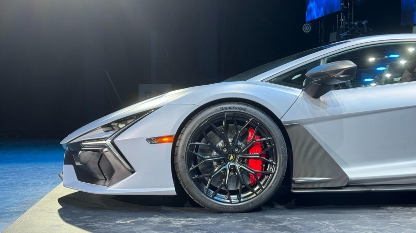 Cận cảnh Lamborghini Revuelto vừa ra mắt Việt Nam, giá khởi điểm 44 tỷ đồng